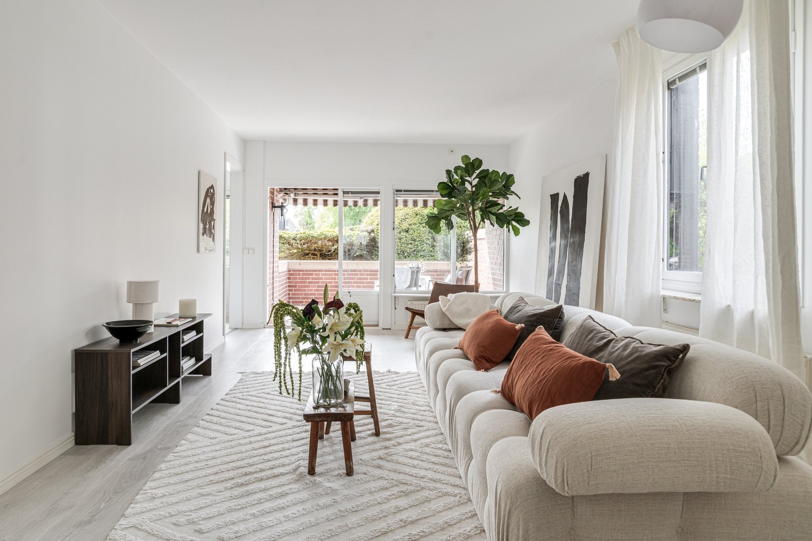 Vardagsrum med utgång till uteplats