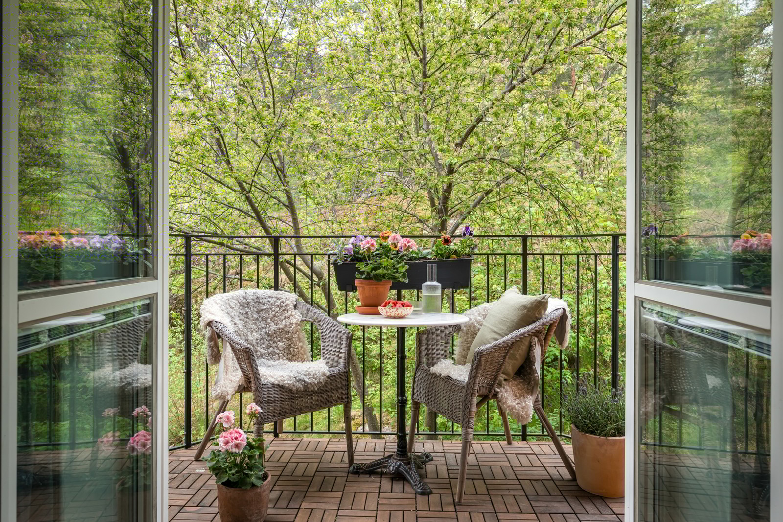 Balkong omgiven av grönska