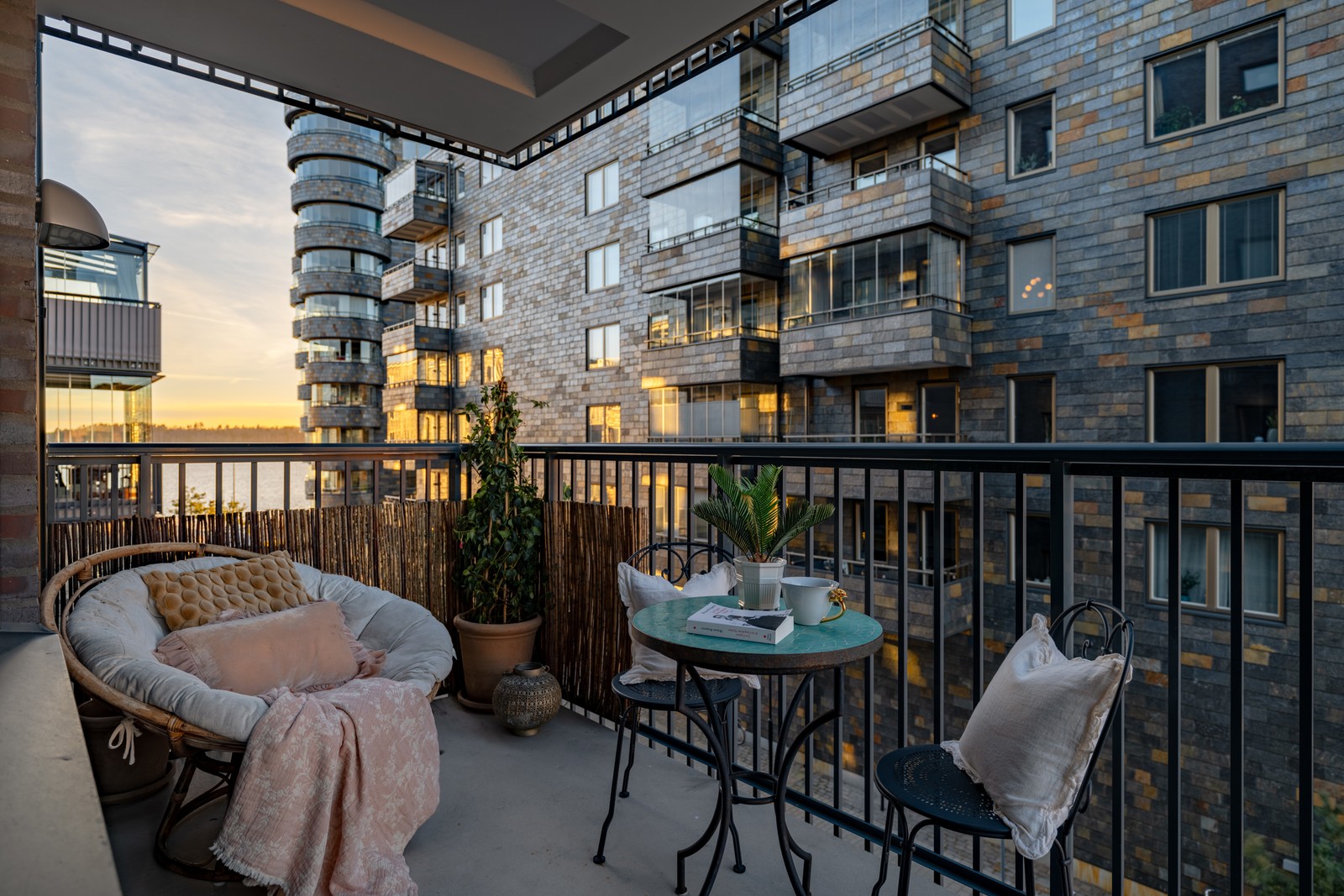 Härlig balkong med vattenvy