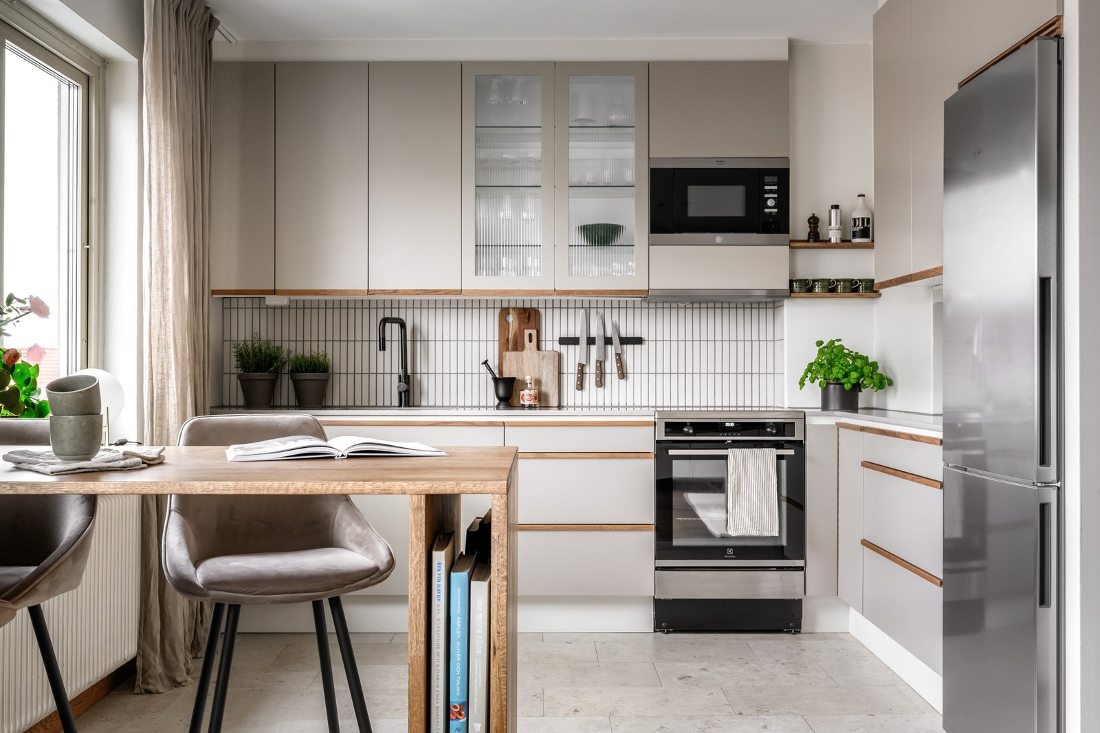 Varmt välkomna till Persgatan, och denna ljusa lägenhet på våning 3/3