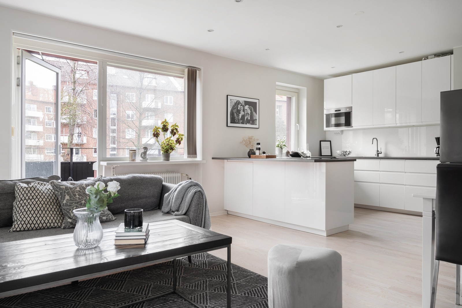 Öppen planlösning uppe på populära Olympia. Exemplarisk planlösning, balkong och p-plats!