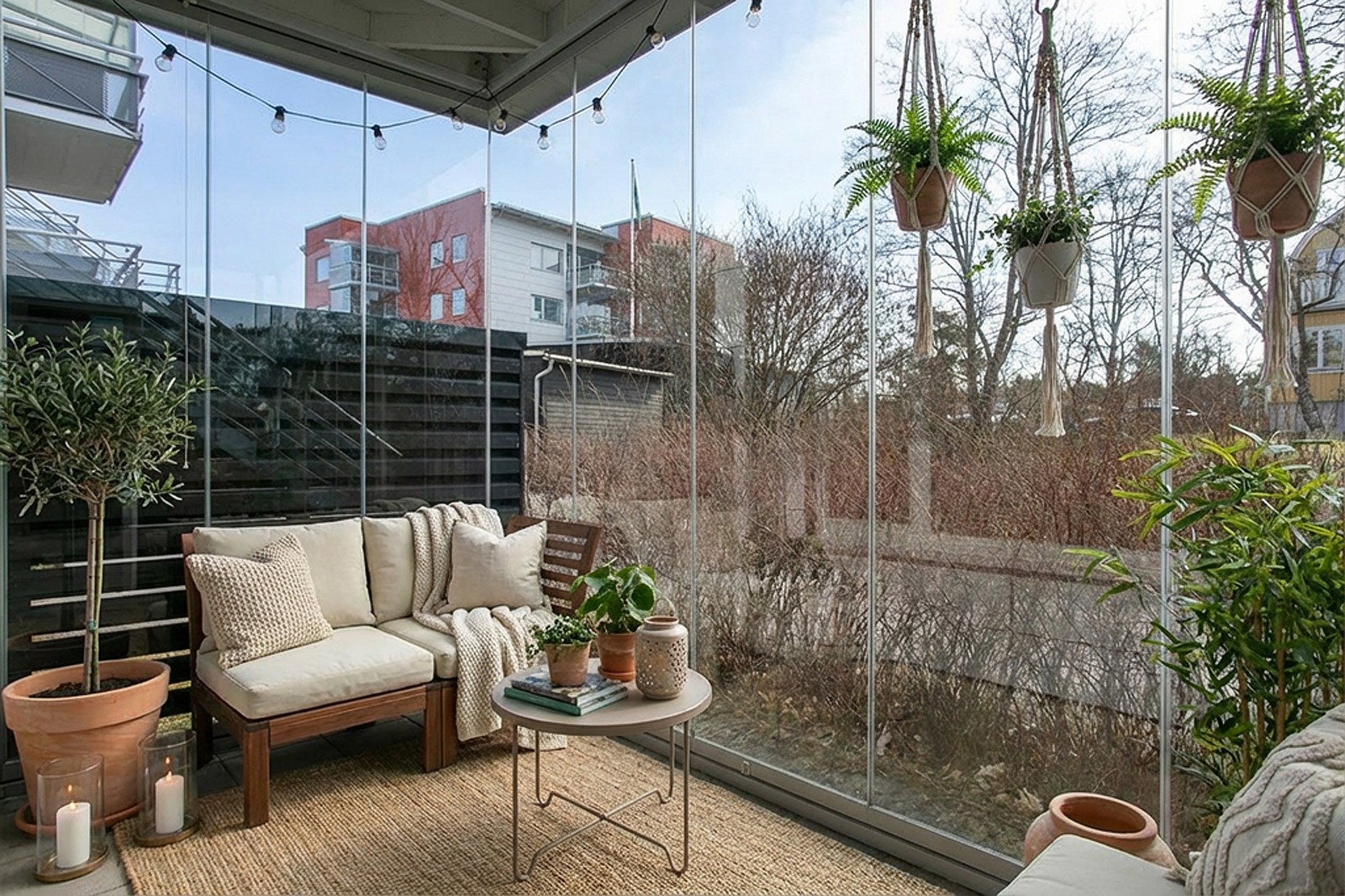 Härligt luftig och ljus stor tvåa med inglasad uteplats intill villaområdet i Björknäs