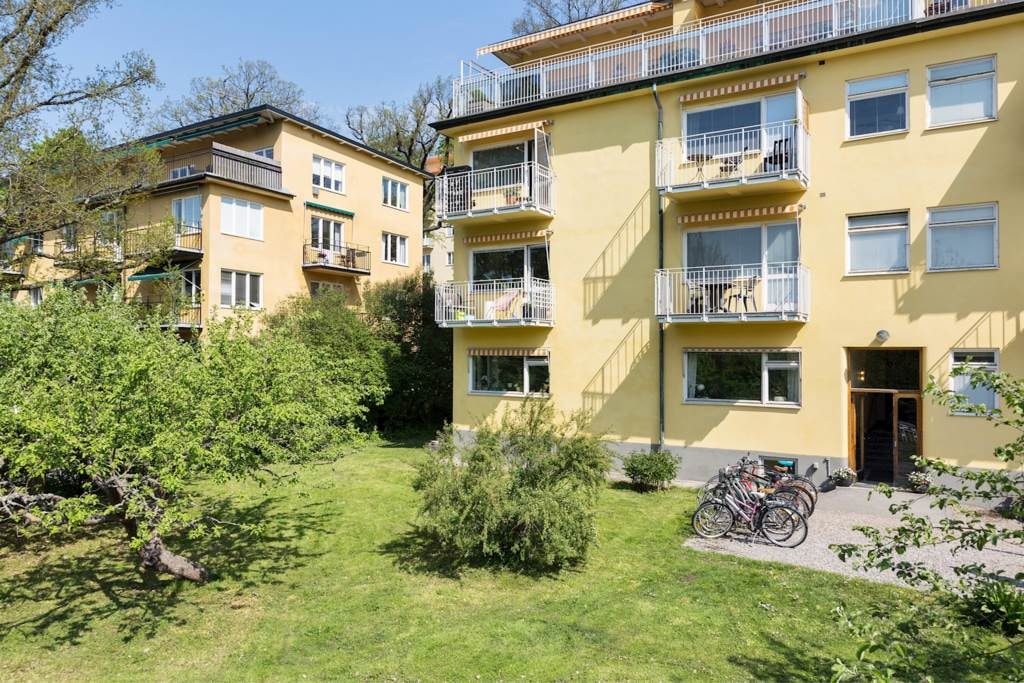 Åminnevägen 17 med vacker trädgård intill huset