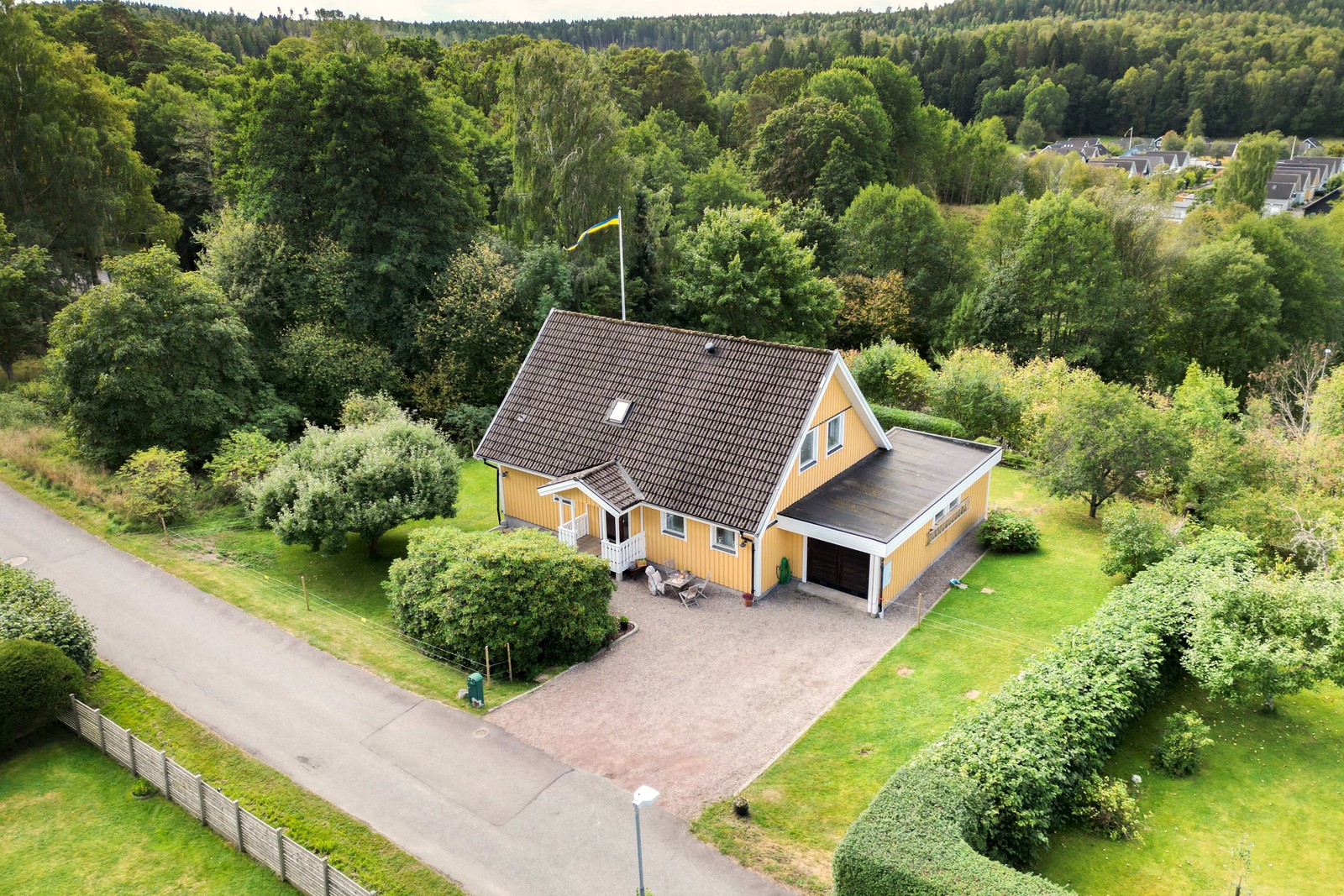 Huset har ett högt läge och ligger fint inbäddat i grönska