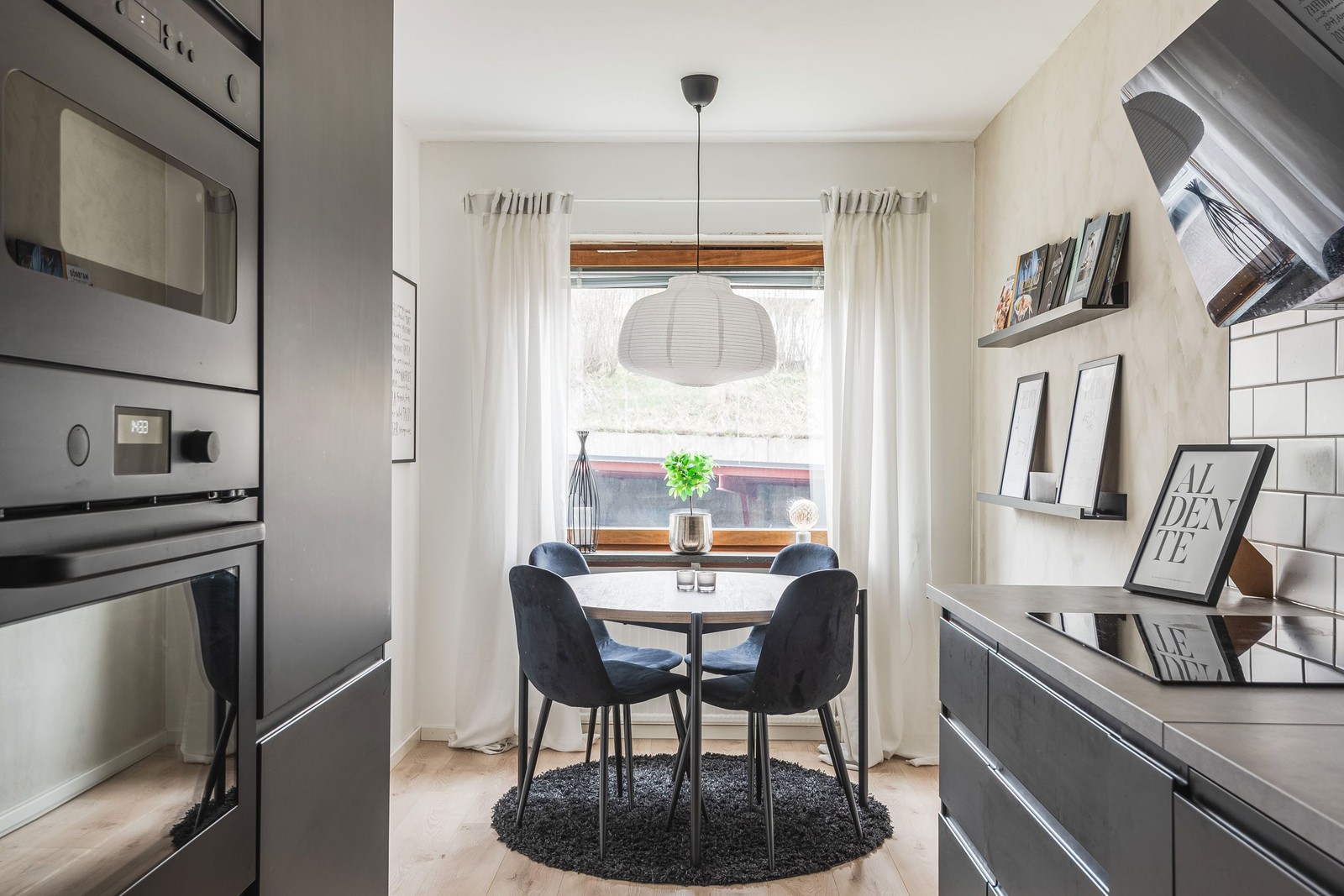 Helrenoverat kök med matplats vid fönstret