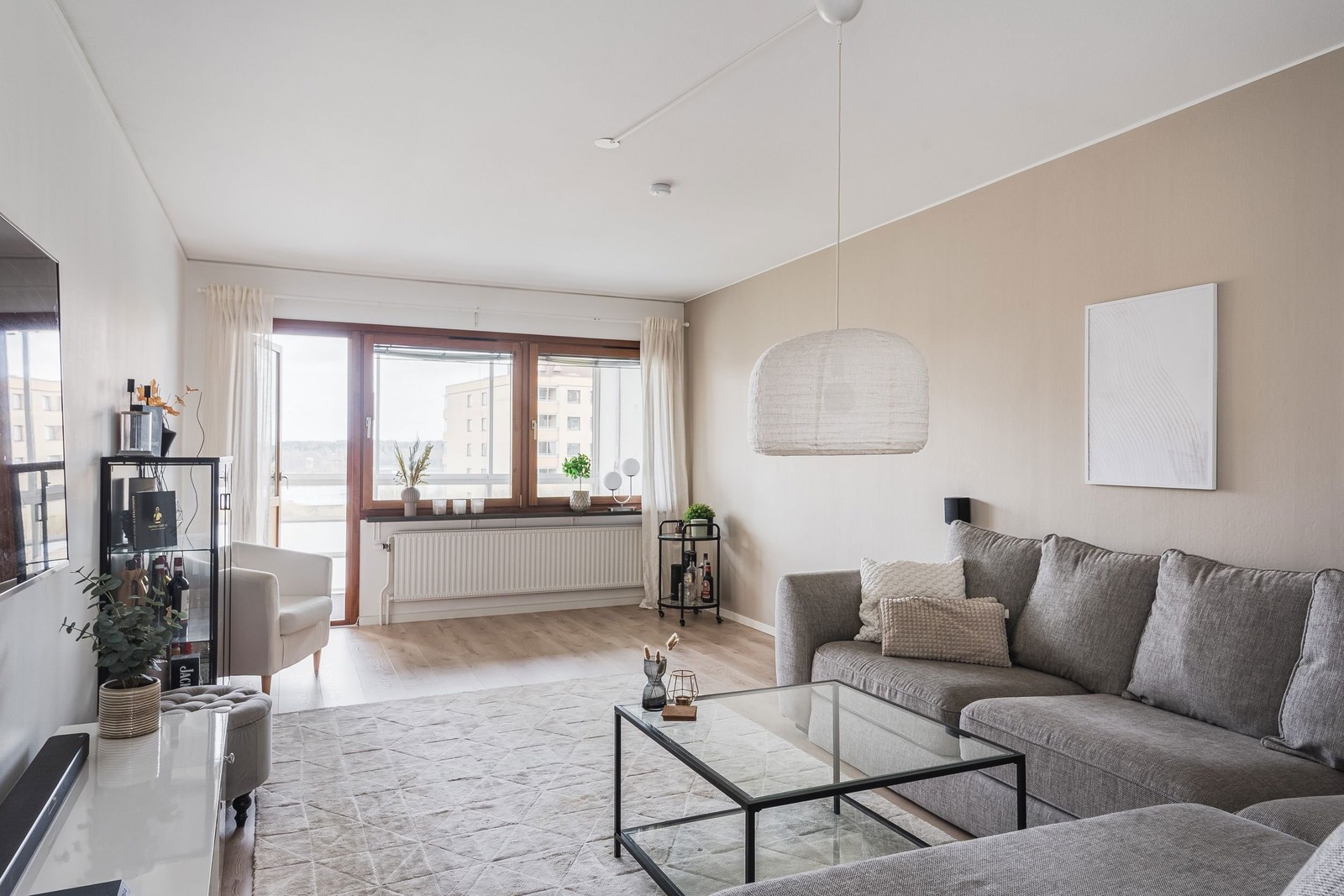 Vardagsrum med utgång inglasad balkong