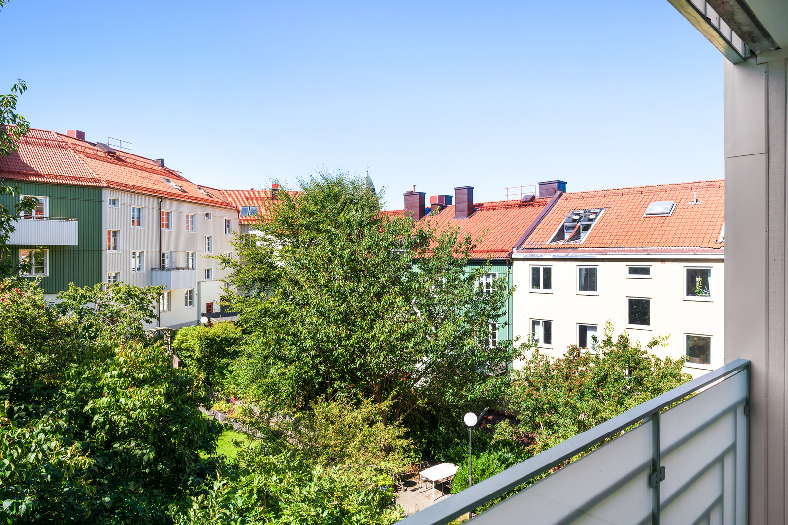Balkong mot den grönskande innergården
