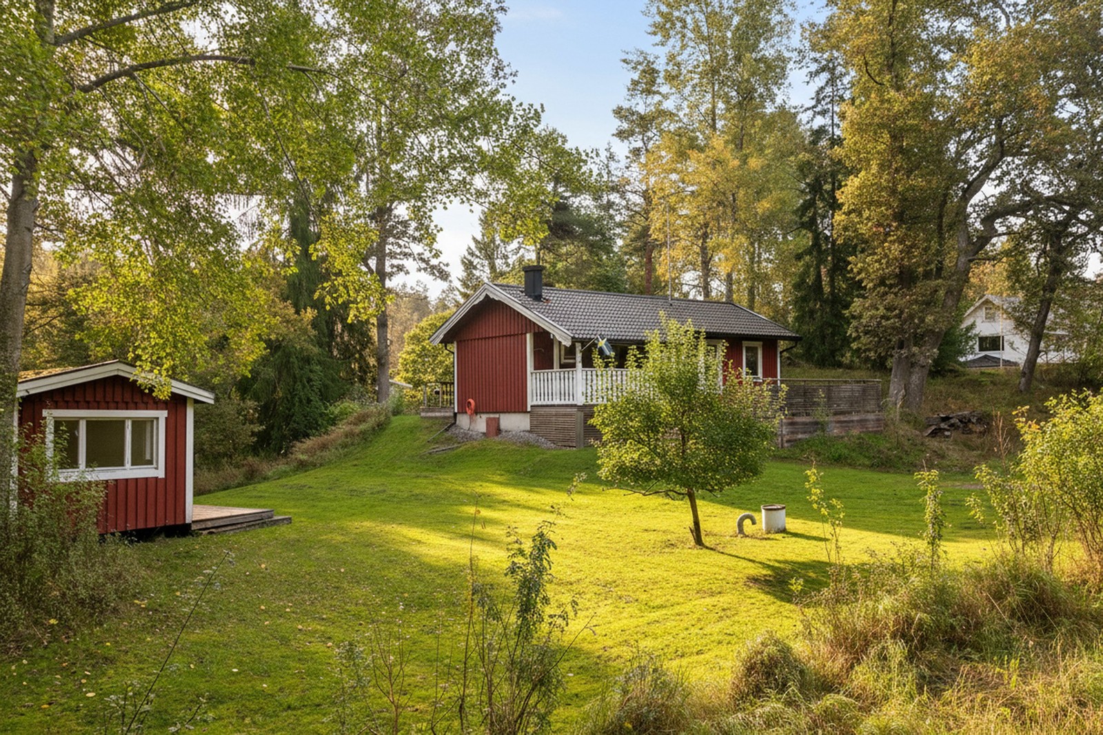 Oxbärsvägen 1 en härlig fastighet med bra byggrätt. Idag med hus, gästhus och bastu