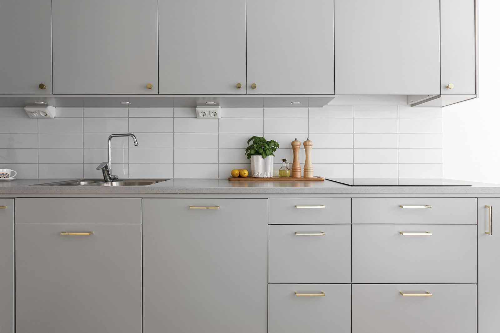 Stilsäkert, lugna nyanser och gott om arbetsyta.