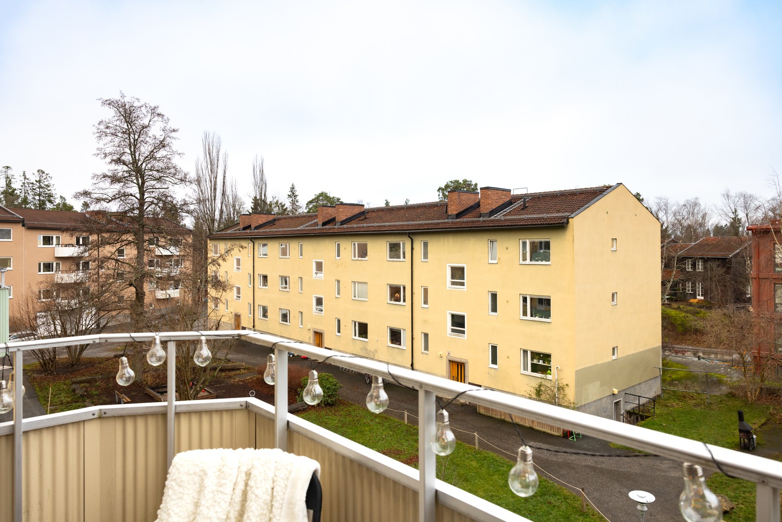 Balkong högst upp i ett fritt söderläge