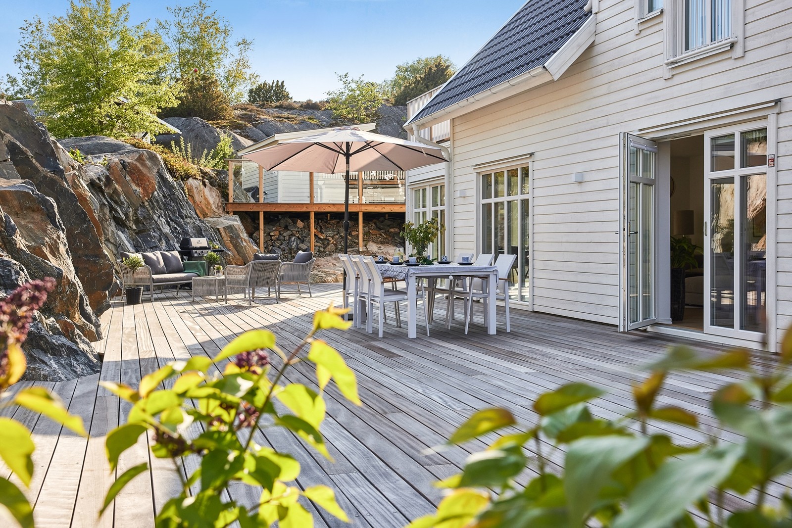 Bostaden erbjuder flera stora uteplatser i soligt läge