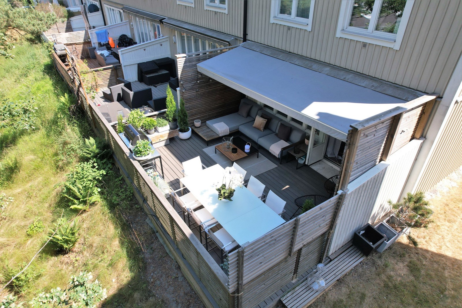 Uteplatsen på baksidan passar utmärkt för grillkvällar