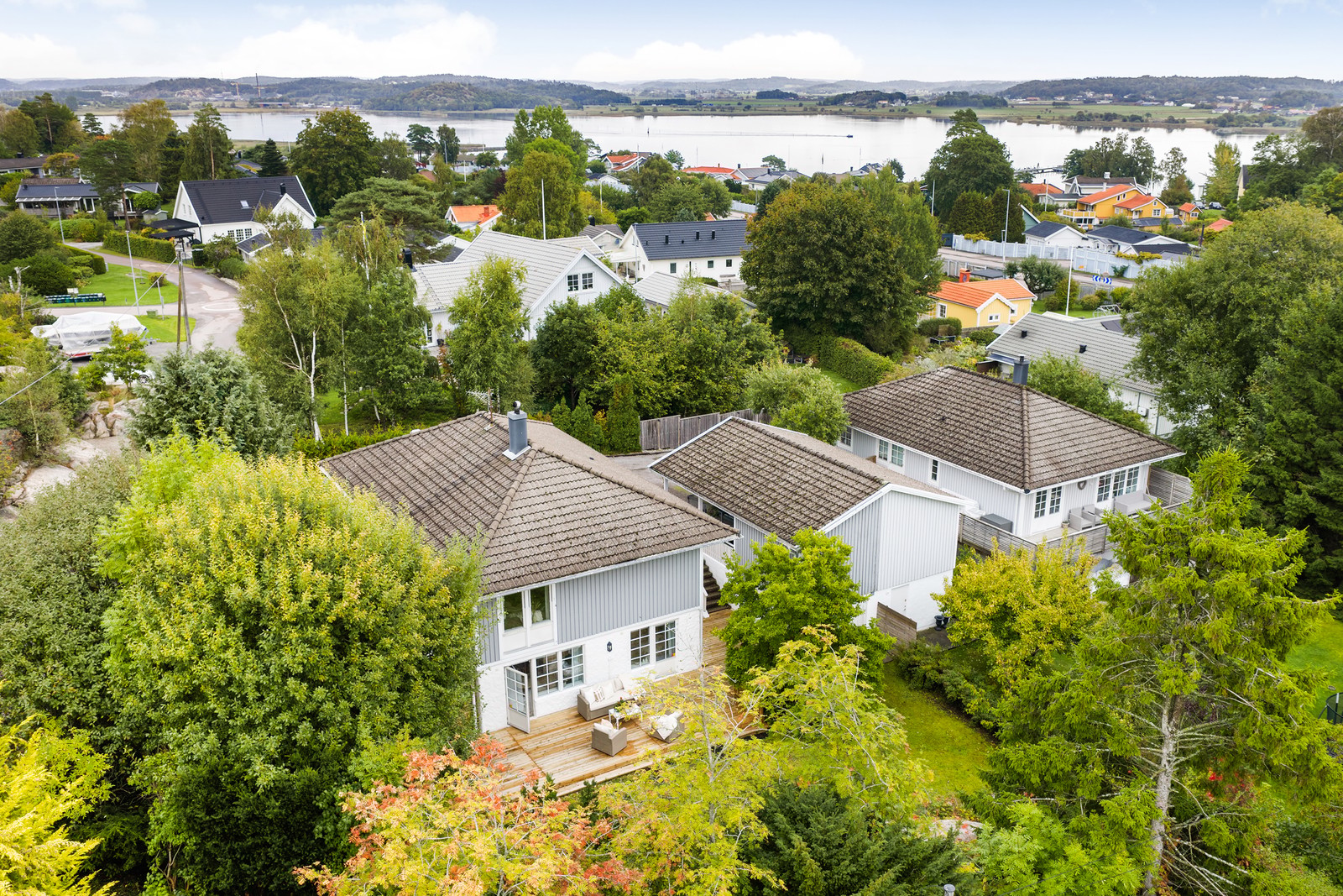 Fin trädgårdstomt och nära fjorden