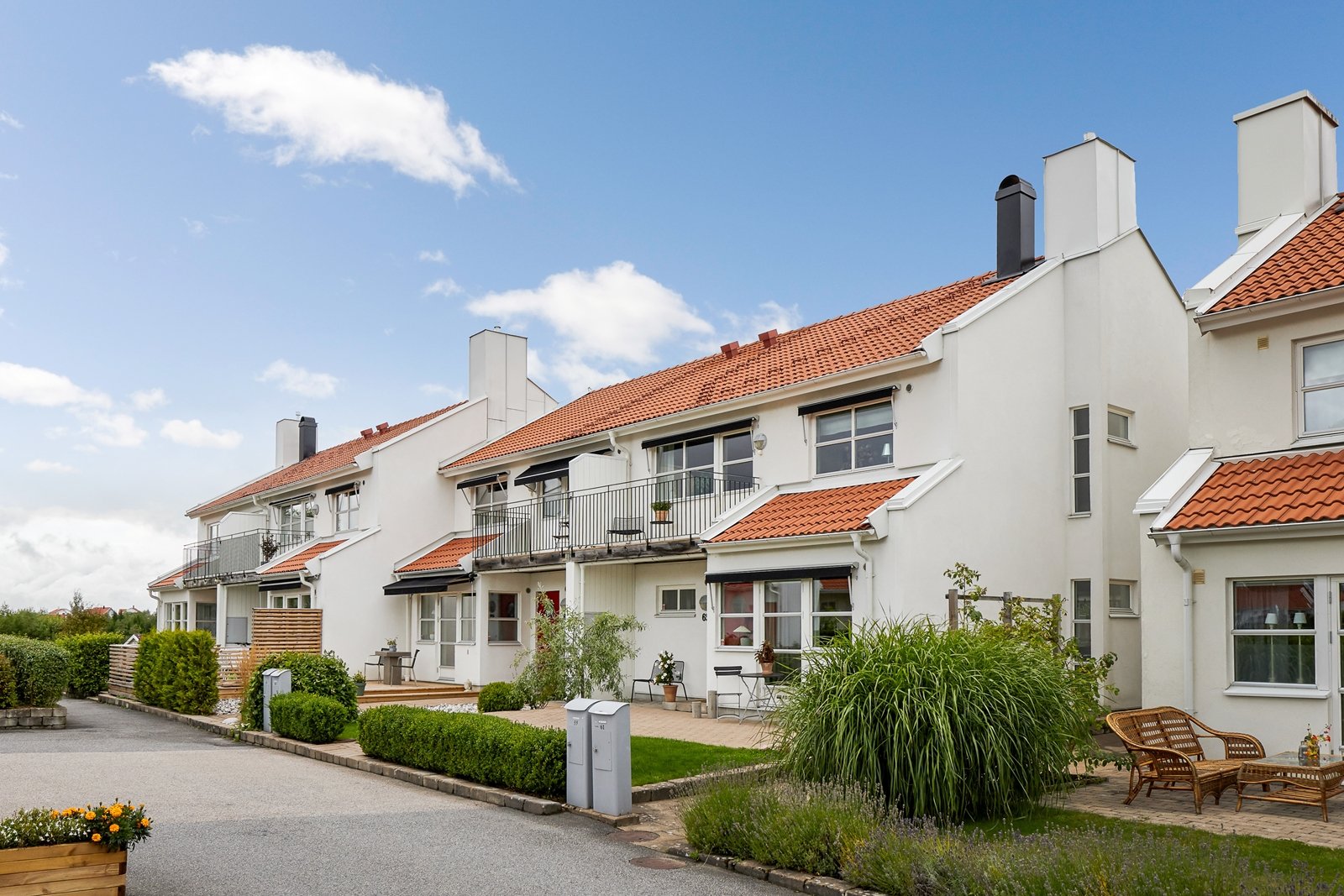 Välkommen till detta tilltalande radhus i attraktiva Sjöhagen