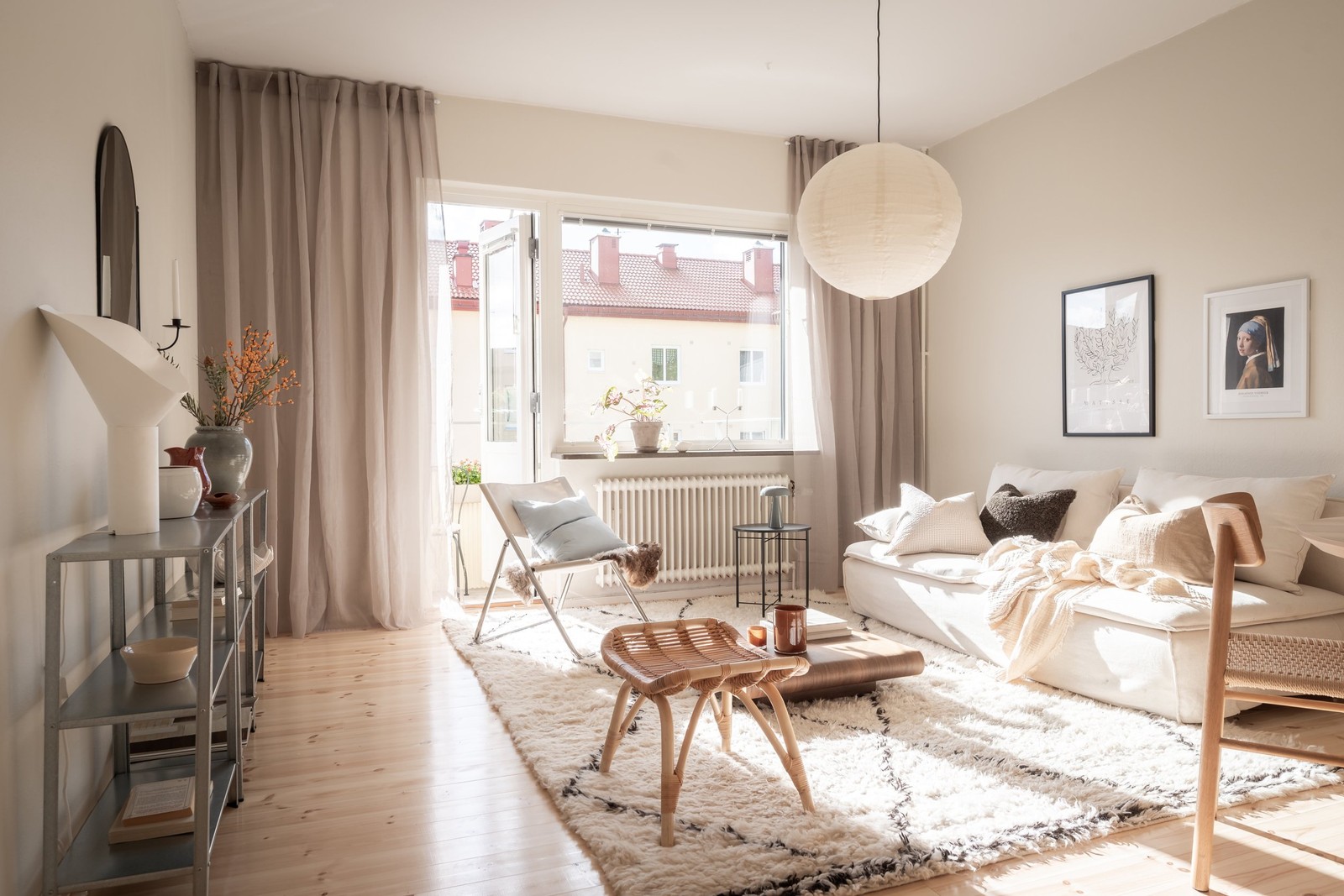 Här sprider sig ljuset vackert över det nya brädgolvet