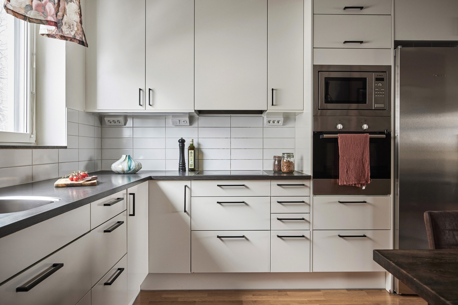 Stilrent kök som går i vitt