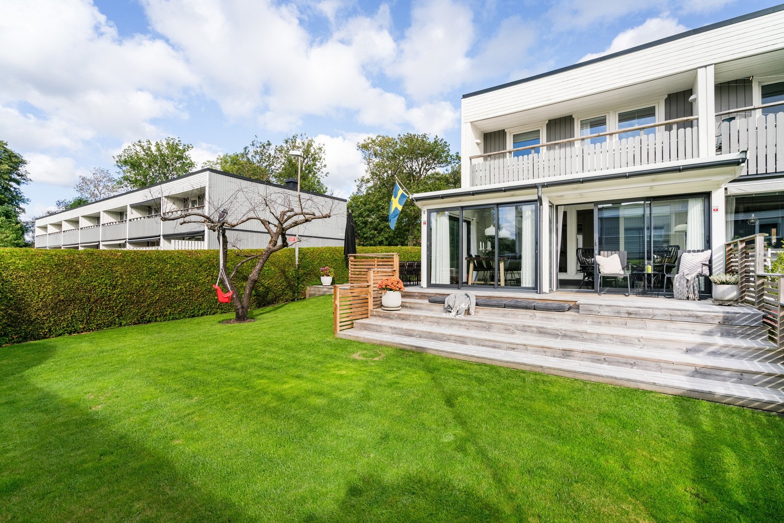 Välkomna till detta trivsamma gavelradhus