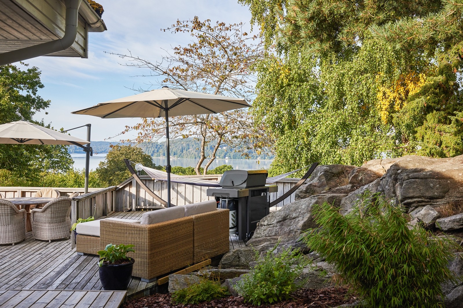 Med ett högt, lugnt och mycket rofyllt läge på återvändsgata ligger denna personliga villa