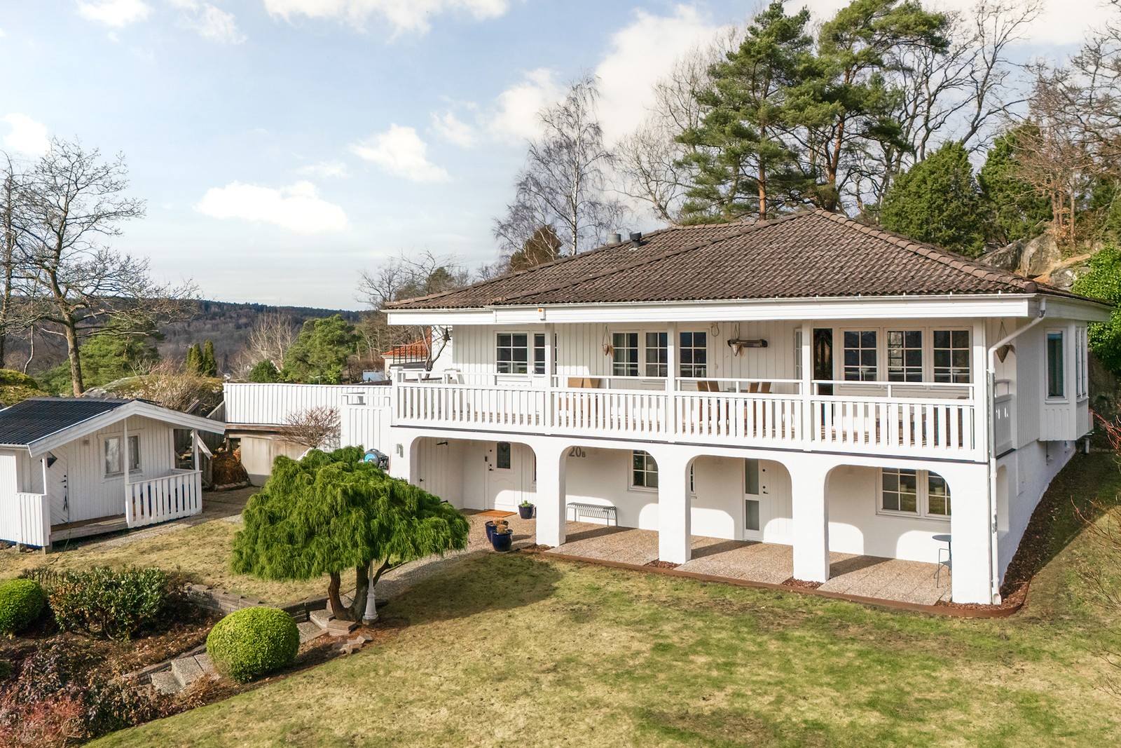 Rymlig sällskapsvilla med högt läge och fantastisk sjöutsikt