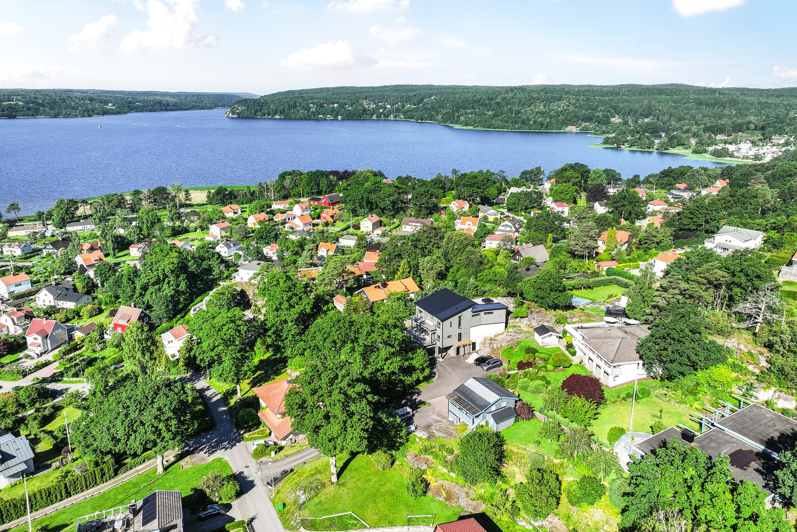 Rymlig sällskapsvilla med högt läge, underbar trädgård och fantastisk sjöutsikt