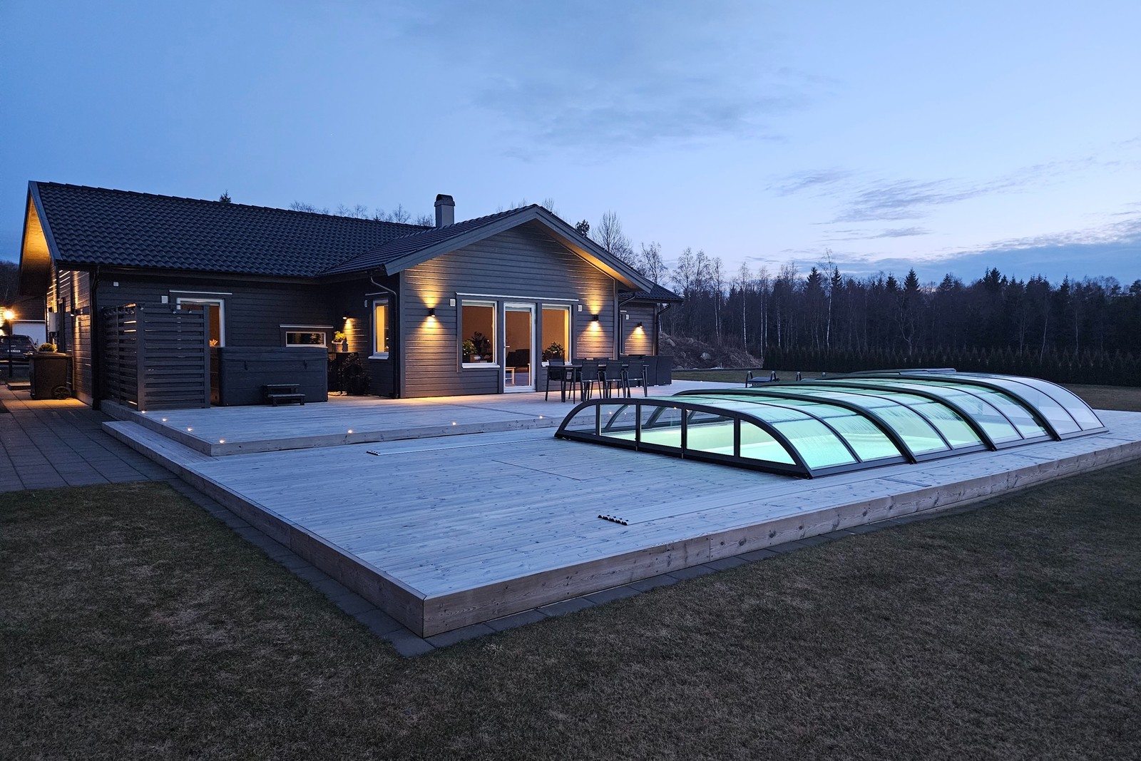 Rymlig villa med stor iordningställd tomt med pool.