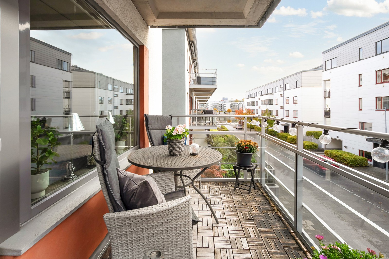 Underbar balkong i soligt söderläge med vy mot Sannegårdshamnen