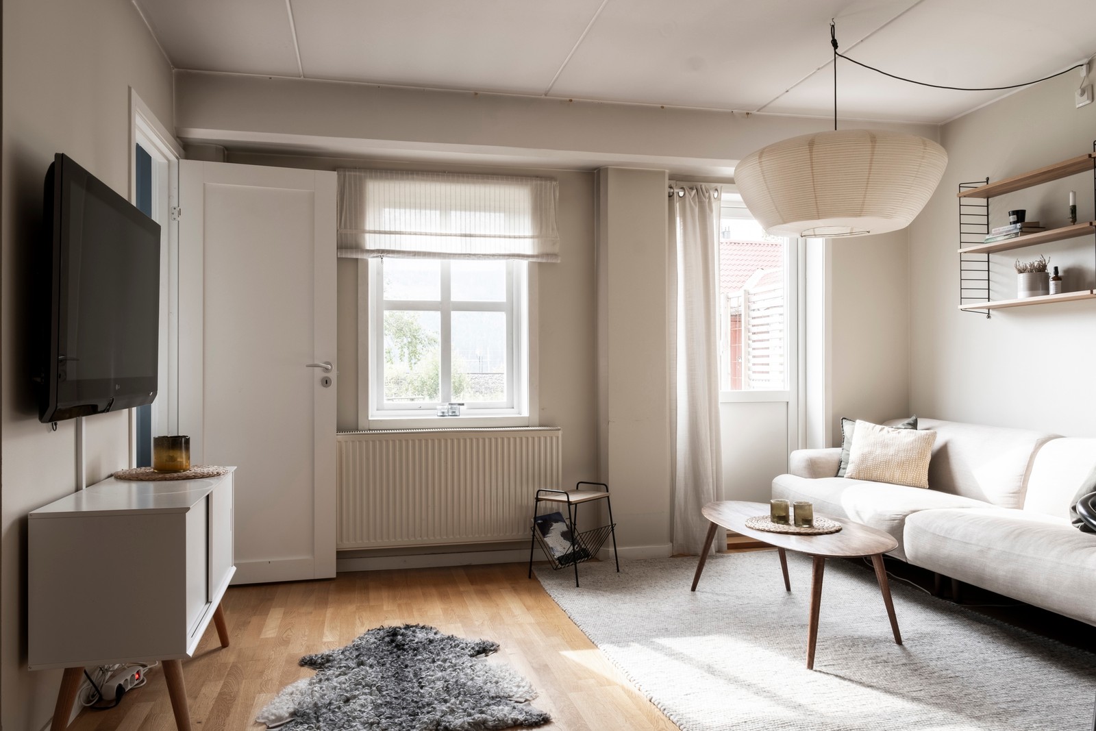 Umgängesyta med soffa och utgång till terrass