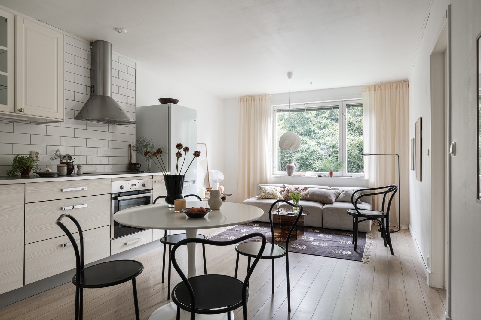 Välkommen till detta ljusa och öppna hem