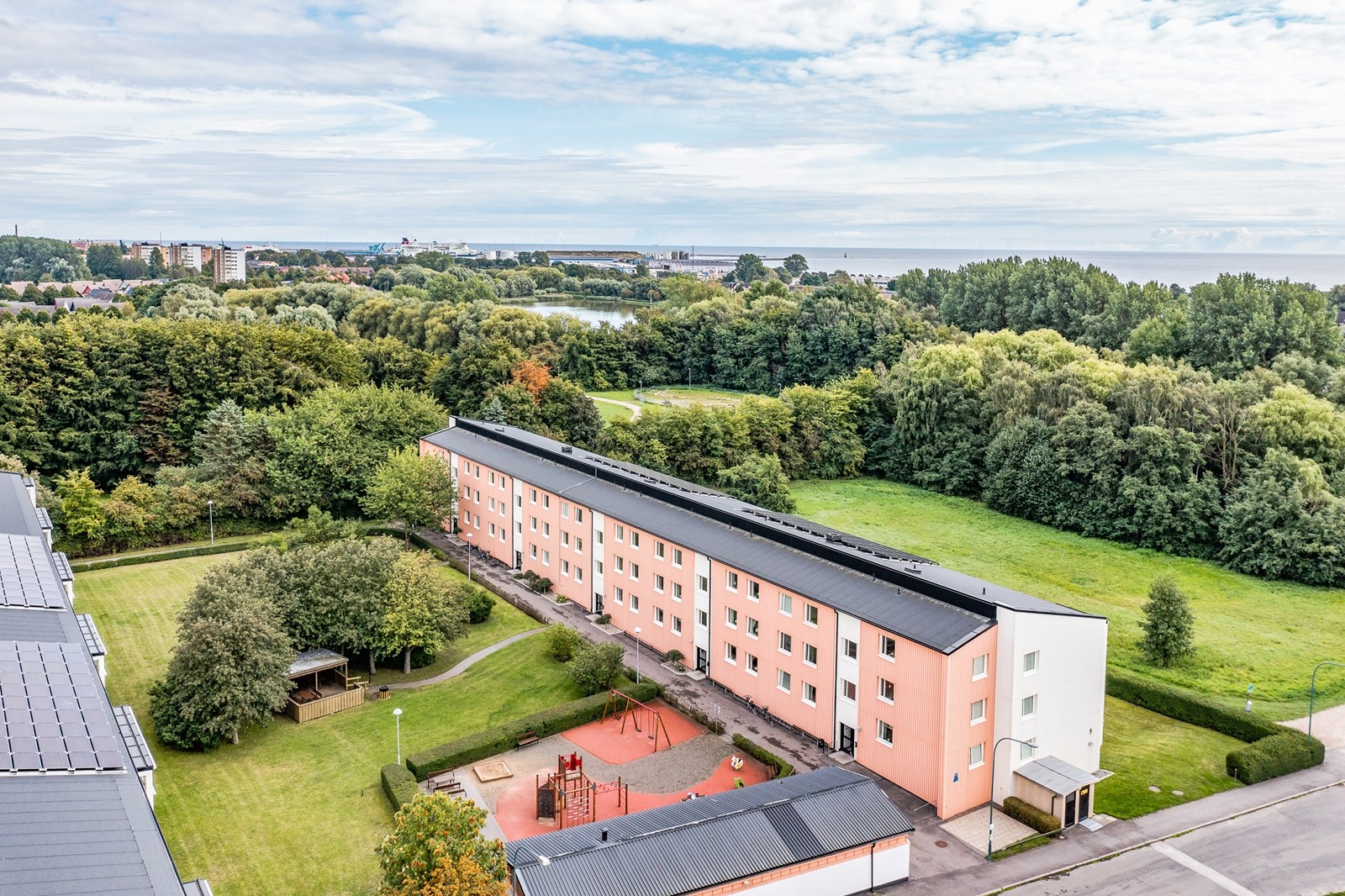 Välkommen till en mycket inbjudande och renoverad bostad från 2020 med en inglasad balkong i sydväst