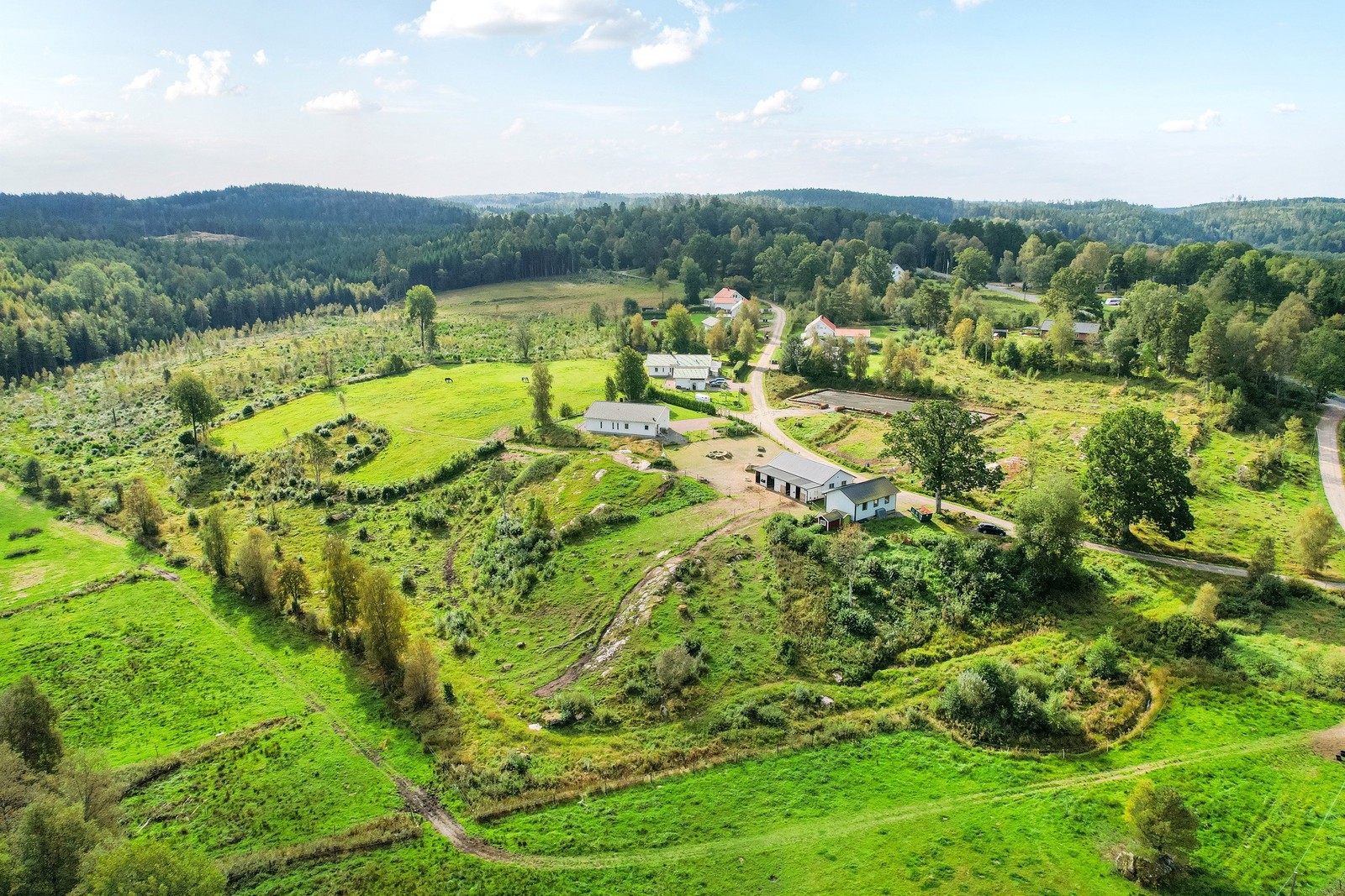 Modern hästgård i natursköna Bredared