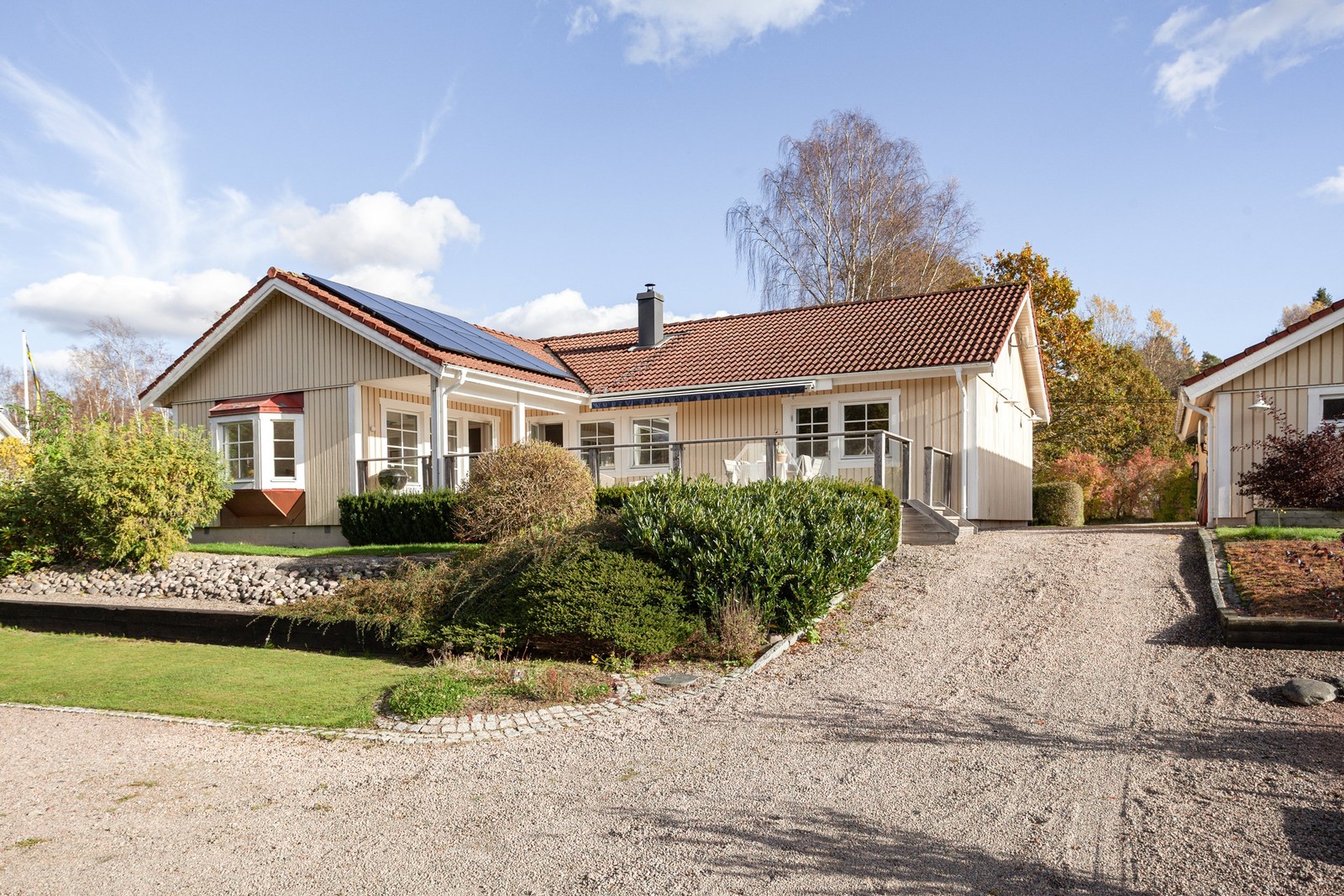 I det natursköna Ståleboområdet mellan Jonsered och Lerum ligger denna energieffektiva enplansvilla