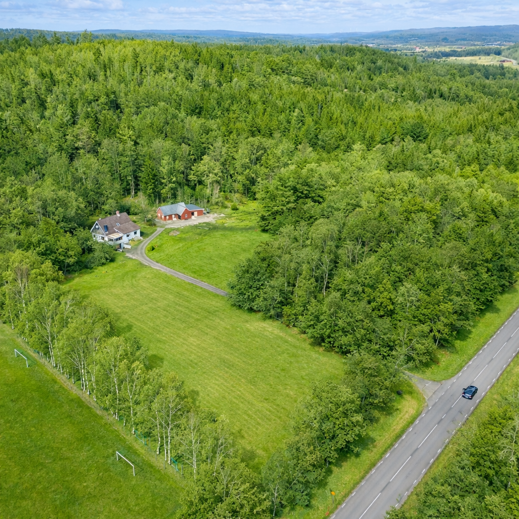 Stor tomt med naturnära läge och gott om utrymme för både hästhållning och odling.