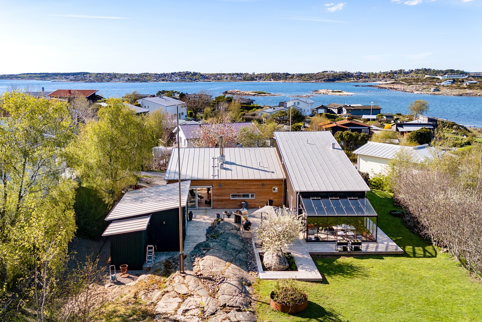 Arkitektritad villa med två eldstäder, takterrass och vacker havsutsikt