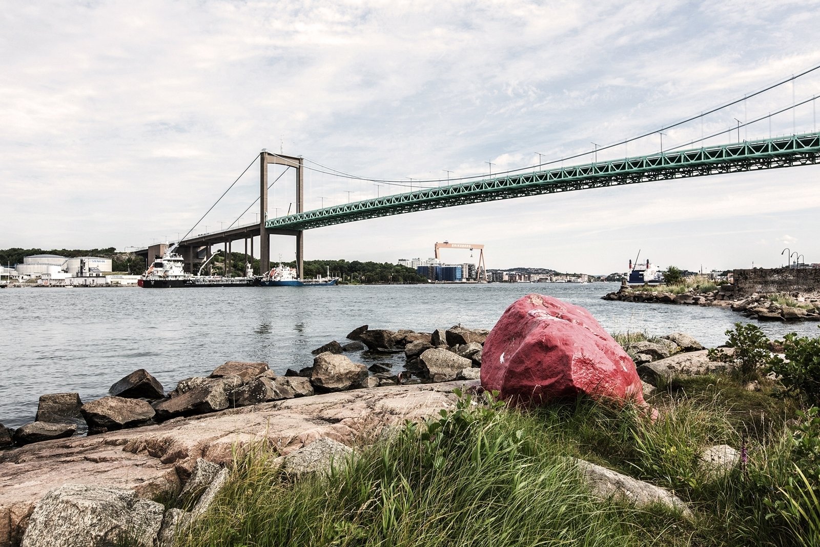 Vackra promenadstråk vid älven och röda sten