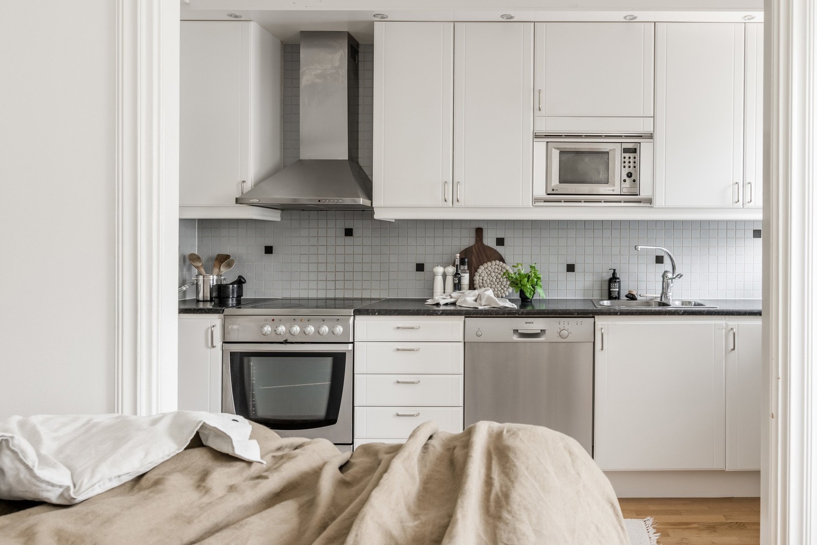 Eller varför inte ha en säng och en naturlig plats för en sovalkov