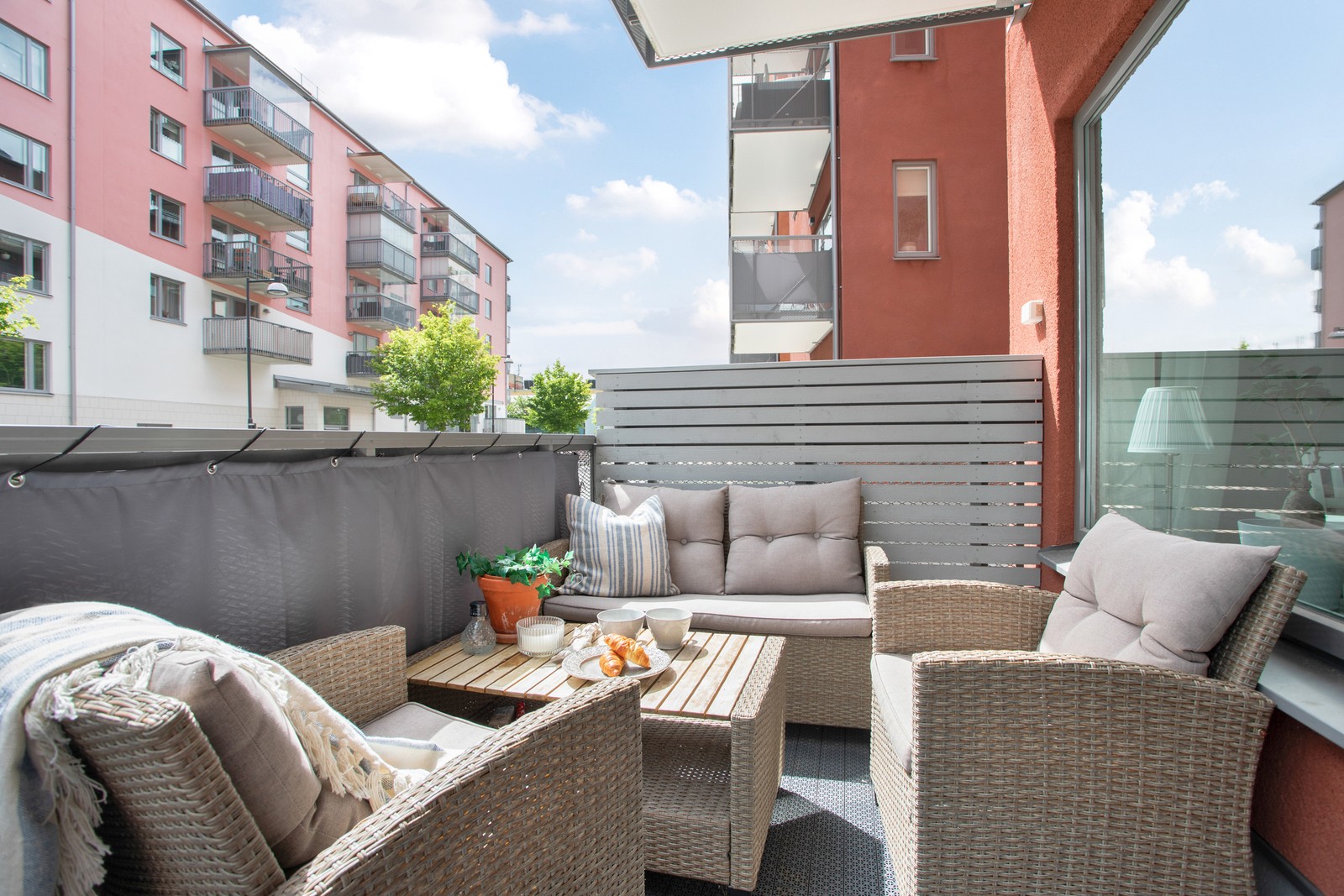 Balkong med plats både för loungegrupp och odlingar