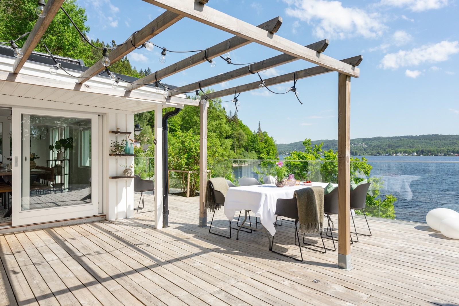 Med sjön som närmsta granne och med en slående utsikt välkomnas ni till Lakhallsvägen 41