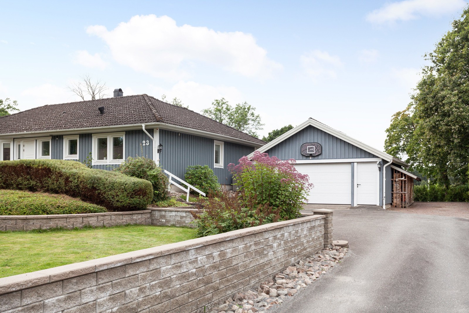 På Källåkersvägen 23 finns både dubbelgarage och extra ytor för parkering