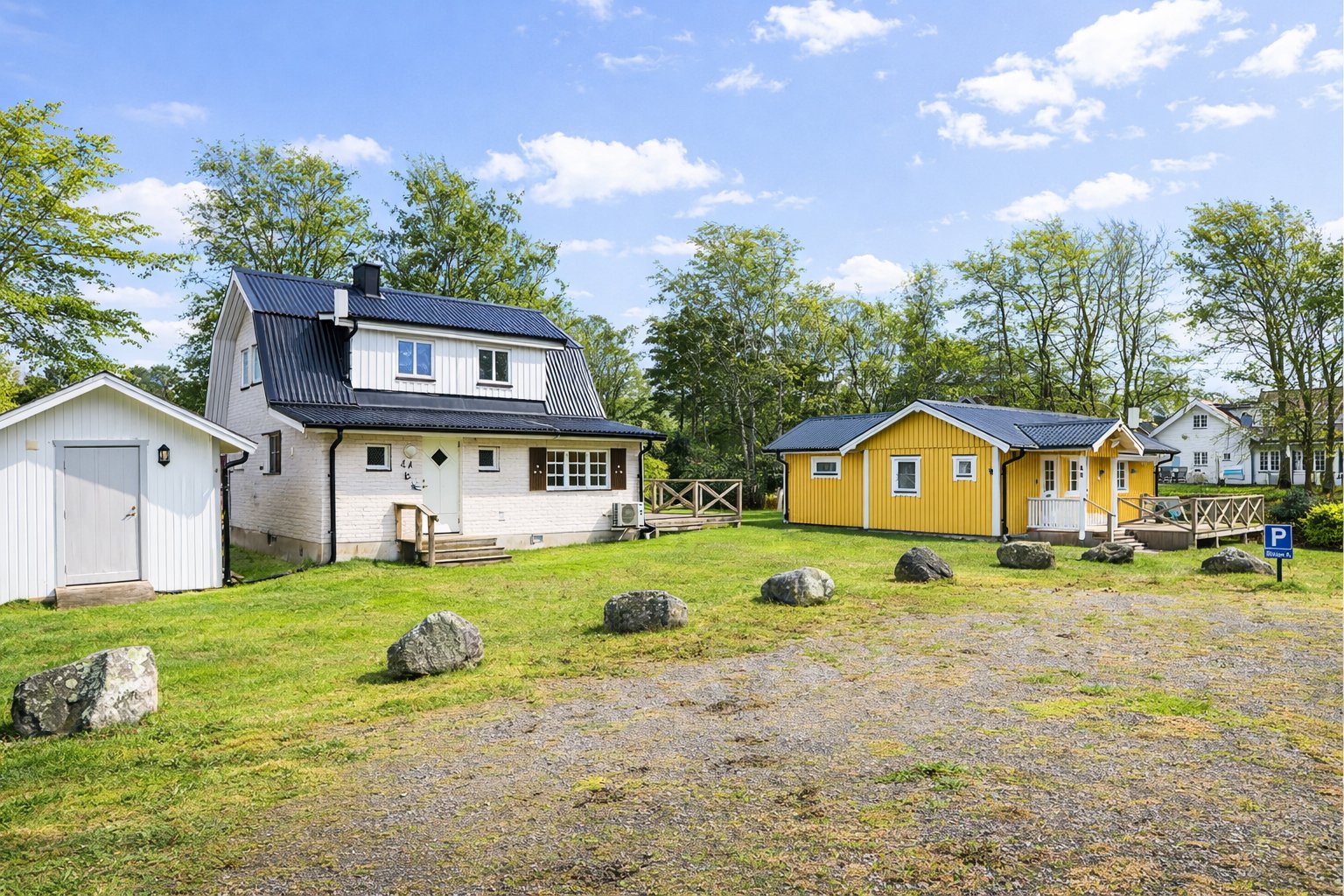 Pepparvägen 4 - två hus belägna bara ett stenkast från stranden