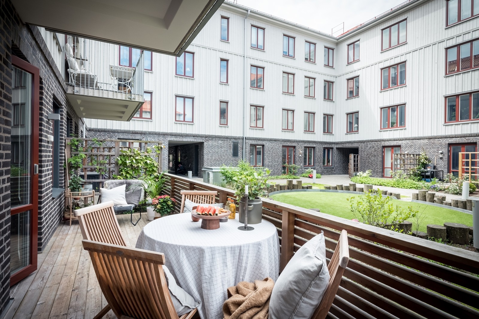 Varmt välkomna till detta underbara boende med radhuskänsla! (Bild från tidigare försäljning)