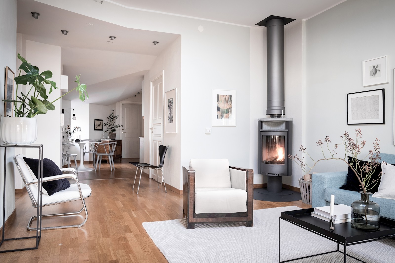 Härlig rymd präglar bostaden, som förutom takfönster stoltserar med en kamin