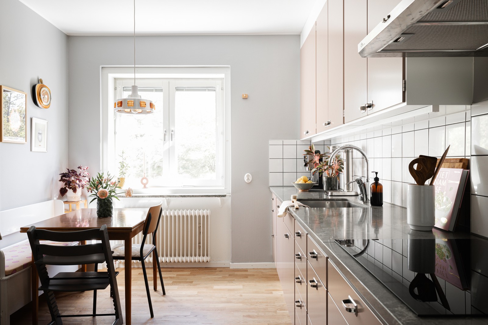 Välkommen till en ljus funkispärla på grönskande Gråberget!