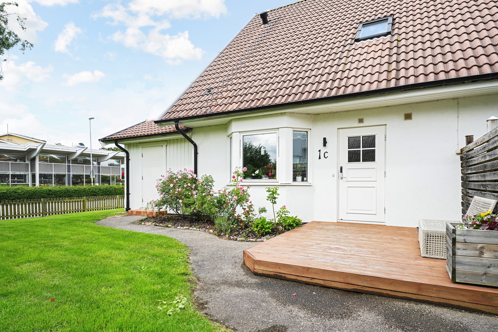 Välkomnande altandäck med morgonsol