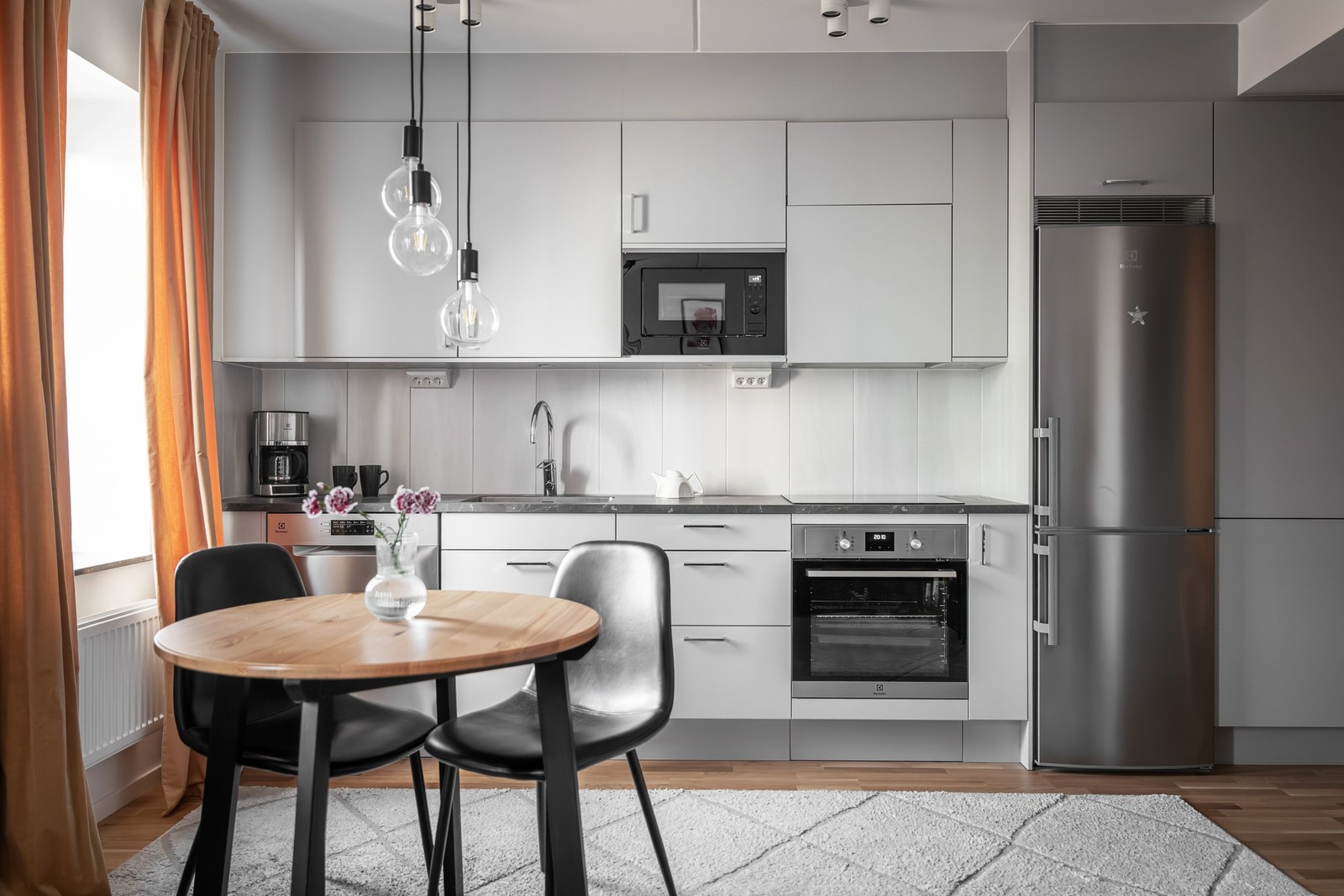 Mysig studioetta med modernt kök