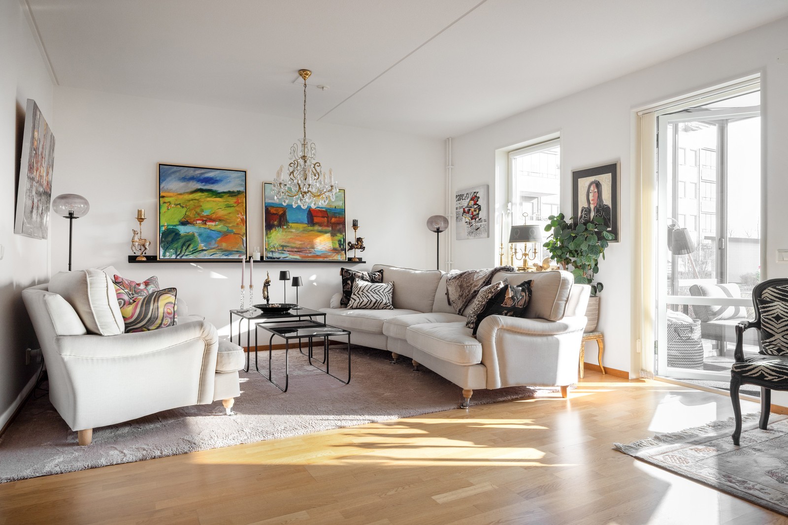 Vardagsrum med utgång till altanen