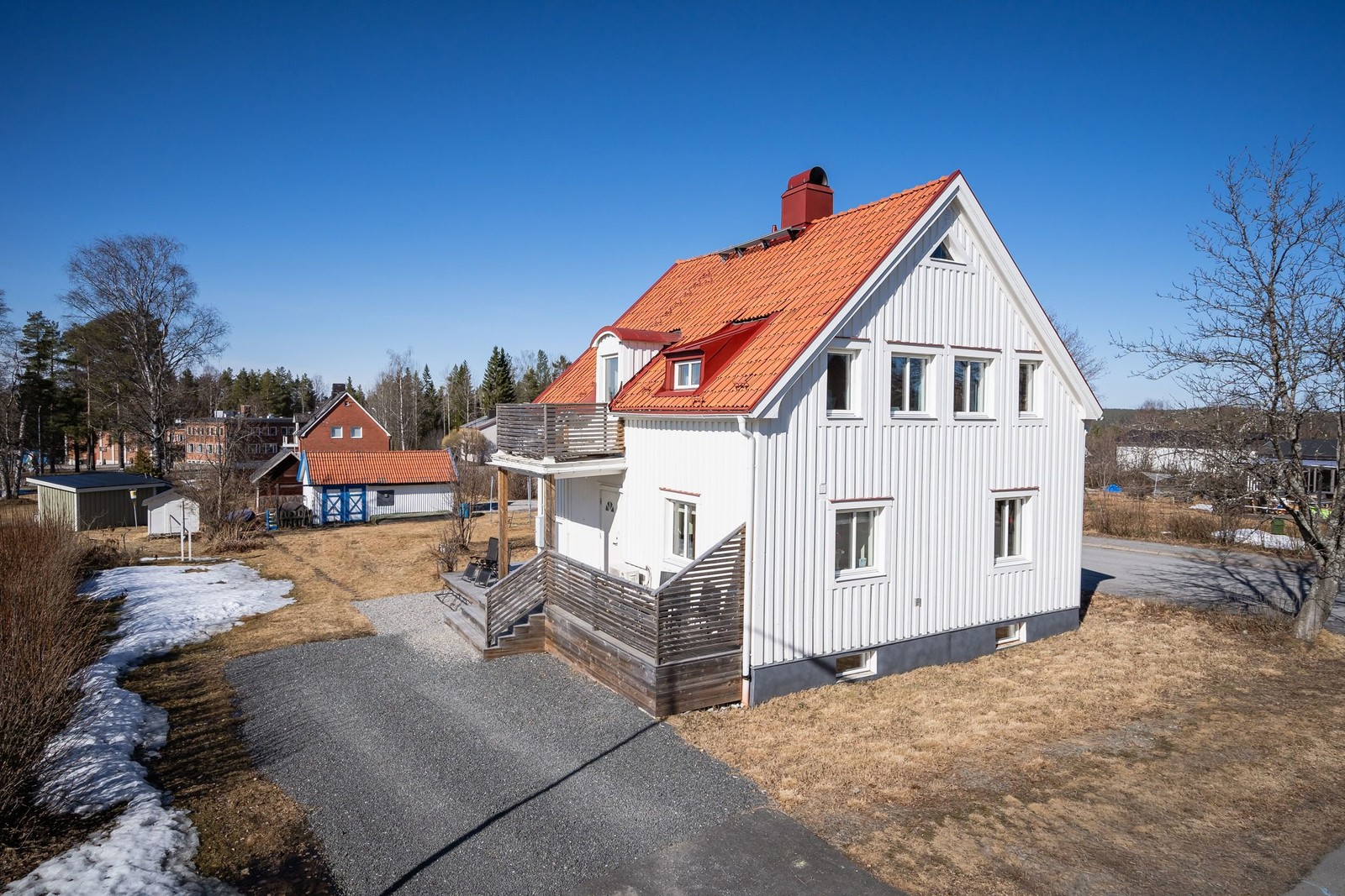 Välskött villa på trevlig tomt