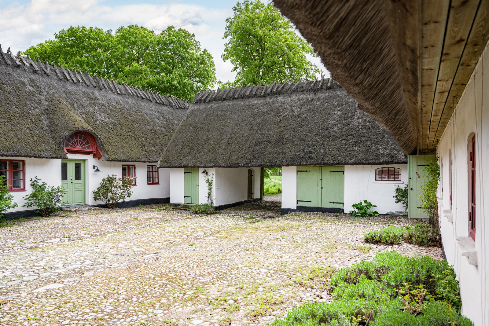 Huvudbyggnad och innergård