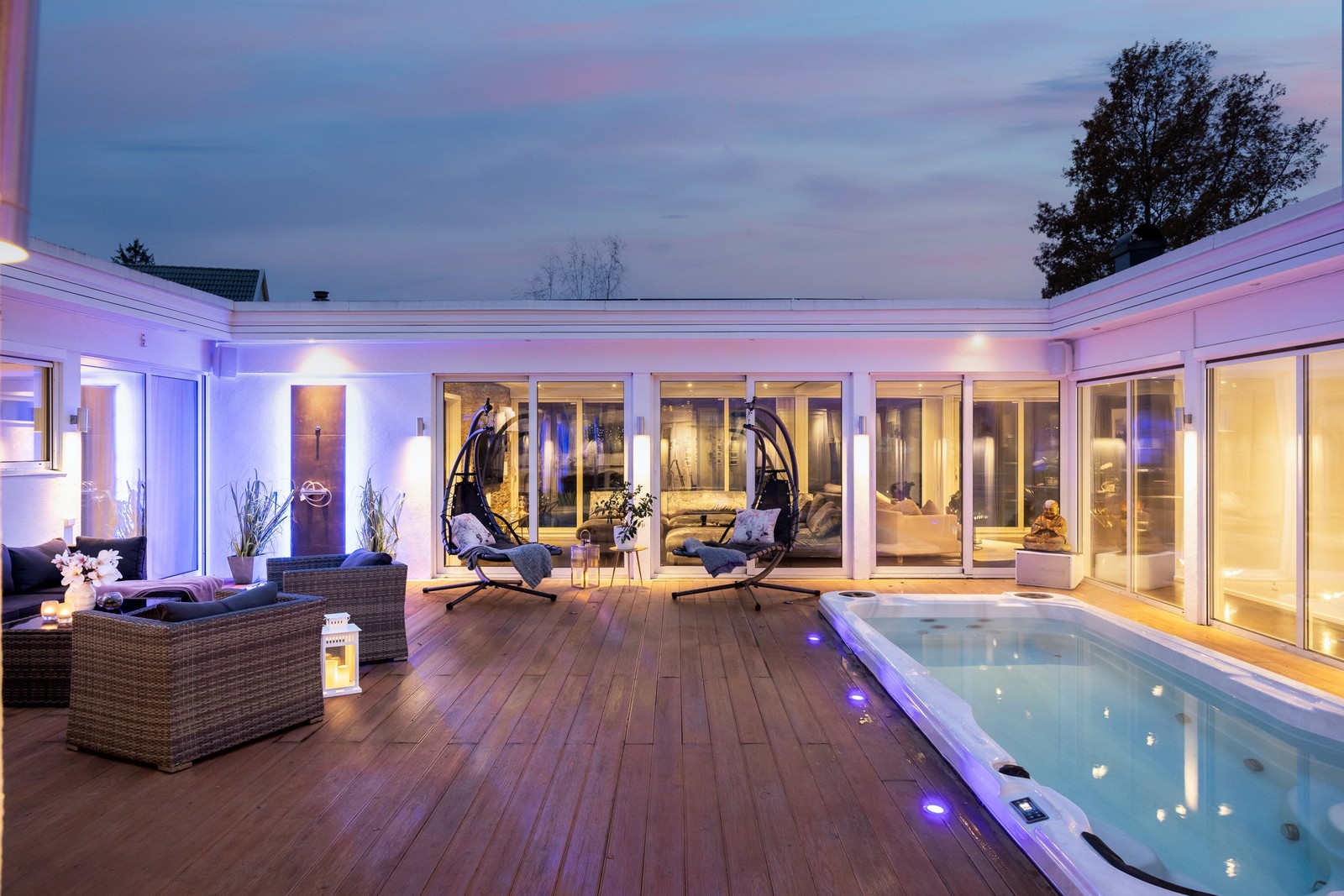 Privat innergård med Swim-Spa och gott om plats för trevlig samvaro både till vardags och fest.