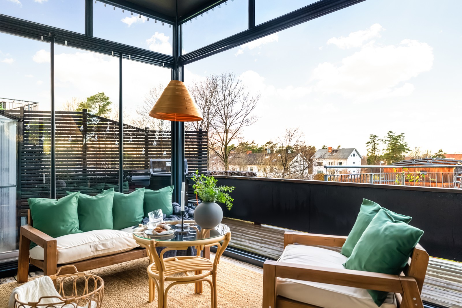 Underbart uterum och stor altan med fri utsikt över villakvarteren framför!