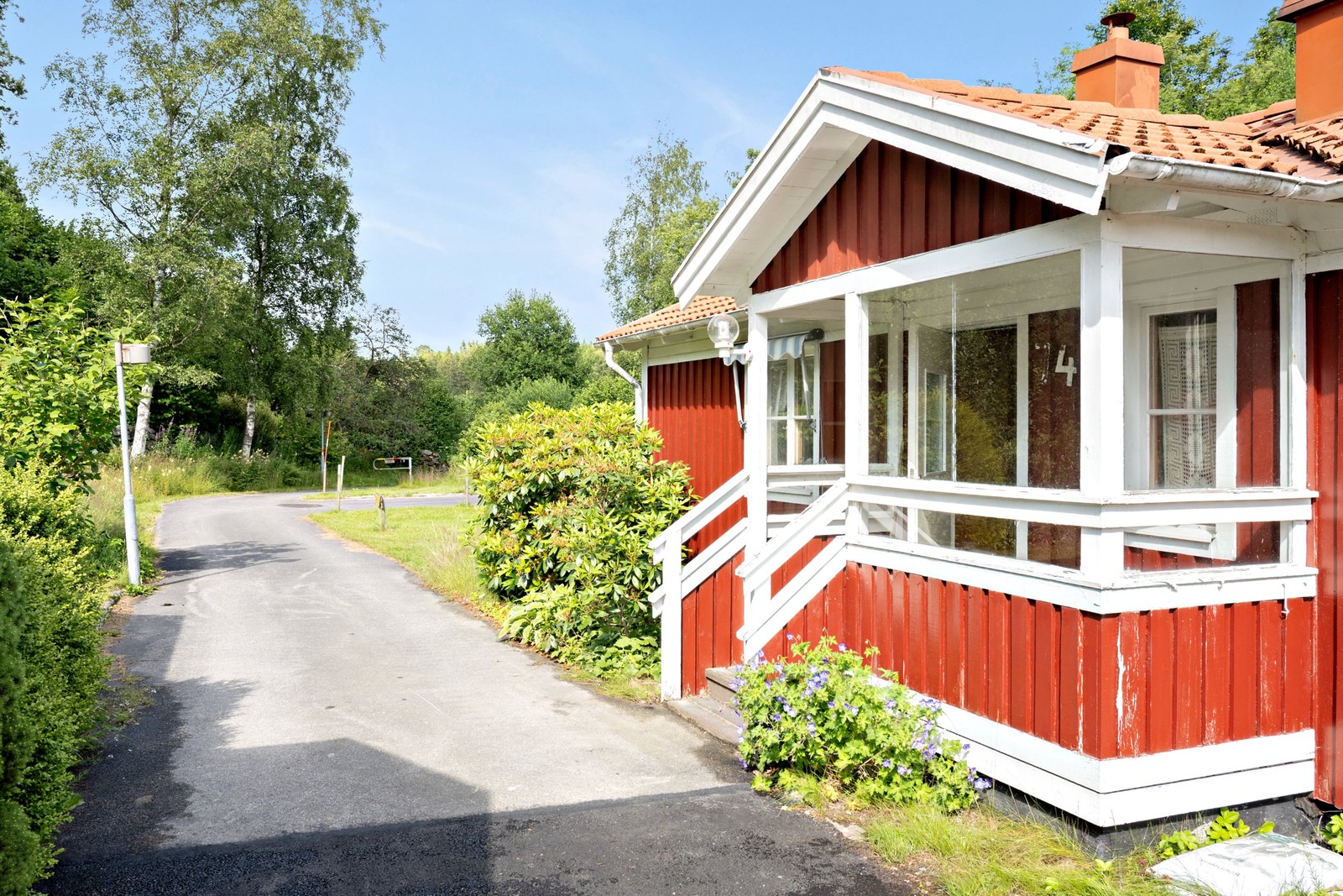 Välkommen till en charmig fritidsstuga i natursköna Kvarnfallsringen.